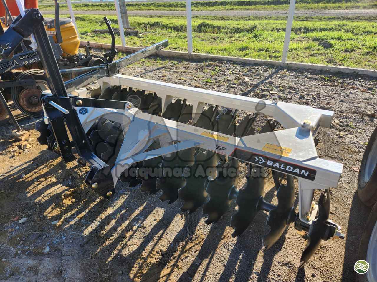 IMPLEMENTOS AGRICOLAS GRADE NIVELADORA NIVELADORA 28 DISCOS Sabiá Máquinas Agrícolas IRATI PARANÁ PR